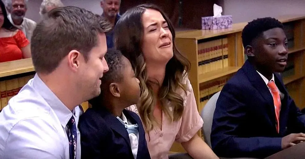 Un moment d'émotion d'une mère d'accueil, Sara Cozad, et de ses enfants adoptés lors d'une audience pour adoption | Photo : Youtube.com/CBSNews