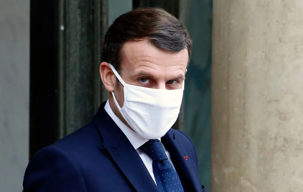 Le président français Emmanuel Macron, portant un masque de protection, attend le président malien par intérim Bah N'daw avant un déjeuner de travail au palais présidentiel de l'Élysée, le 27 janvier 2021 à Paris, en France. | Photo : Getty Images