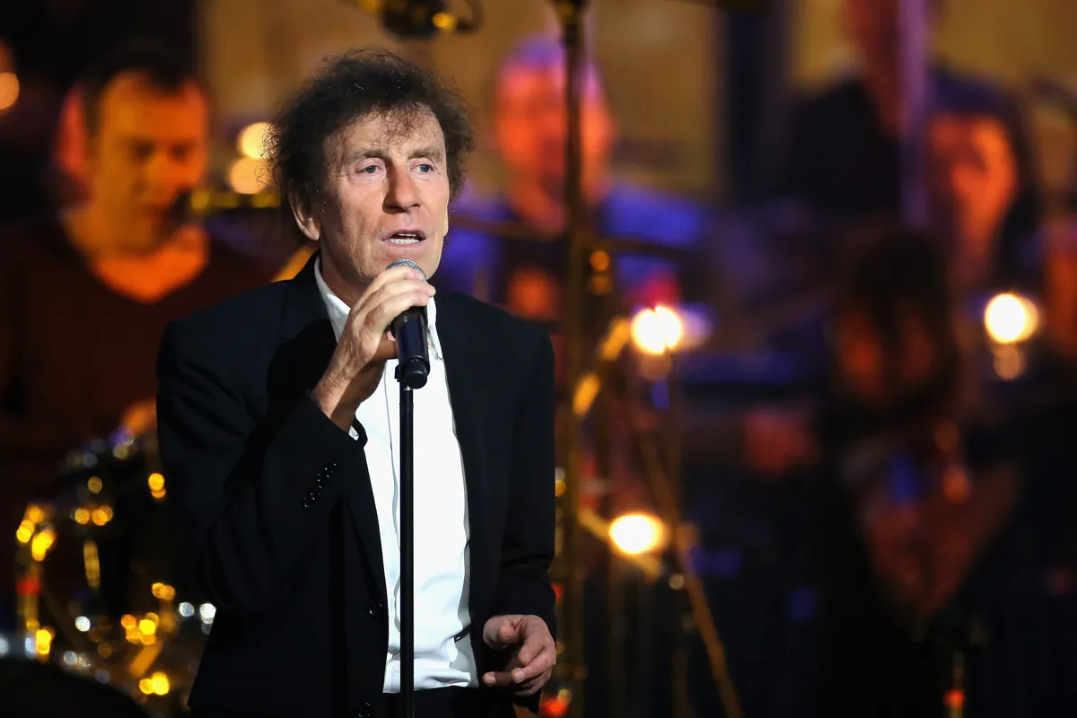 Alain Souchon en train de tenir un micro. | Photo : GettyImage