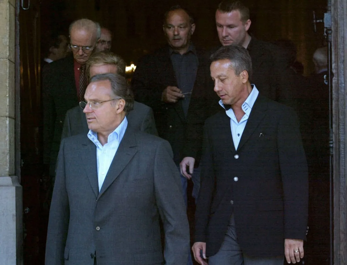 Gérard Louvin et son mari Daniel Moyne quittant l'église Saint-Pierre de Neuilly-sur-Seine