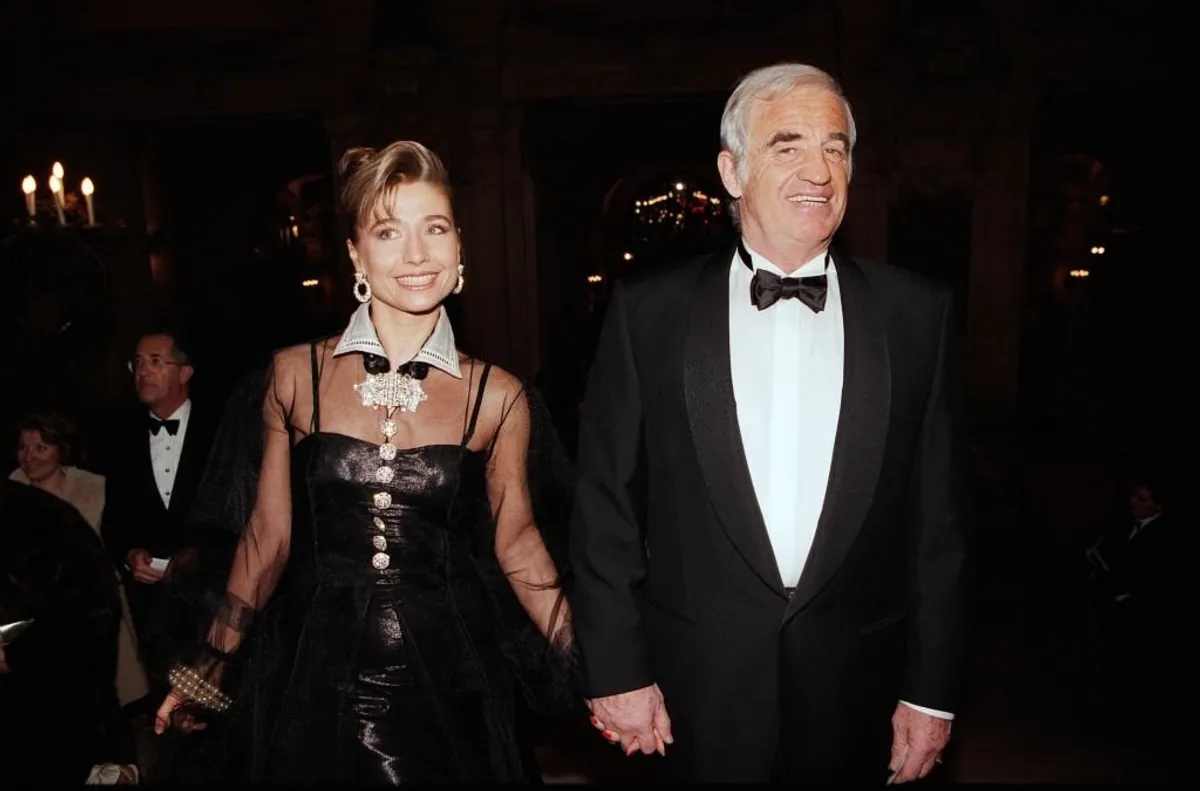 Jean-Paul Belmondo et Natty Belmondo assistent au gala de réouverture de l'Opéra de Paris le 18 mars 1996 à Paris, France. | Photo : Getty Images