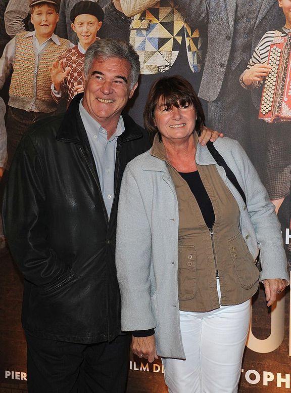 Georges Pernoud et son épouse assistent à la première du film de Christophe Barratier "Faubourg 36" le 22 septembre 2008 à Paris, France. | Photo : Getty Images