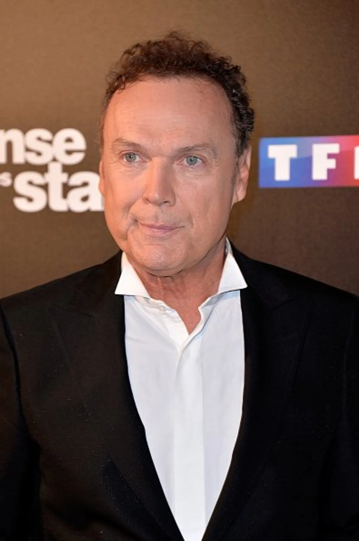Julien Lepers pose lors du photocall de 'Danses With The Stars'. | Photo : Getty Images