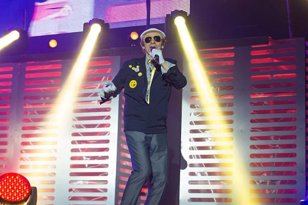 Laroche Valmont se produit lors du spectacle Stars 80 à l'AccorHotels Arena le 20 décembre 2015 à Paris, France. | Photo : Getty Images