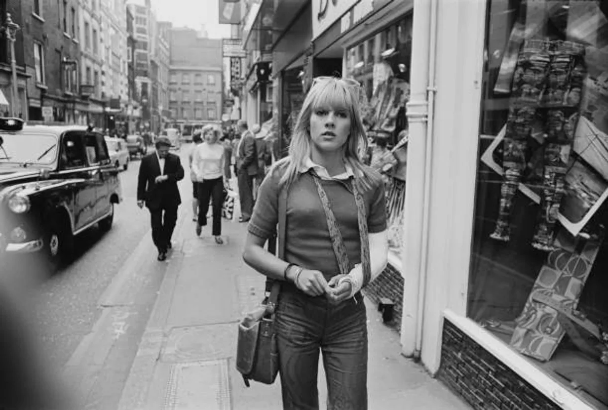 Sylvie Vartan marchant dans Carnaby Street avec un bras en plâtre | Photo : Getty Image