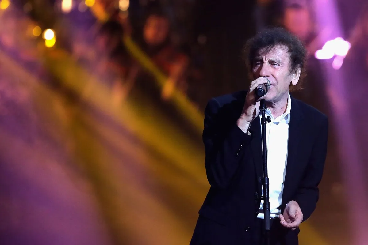 Alain Souchon avec un micro sur scène. | Photo : GettyImage