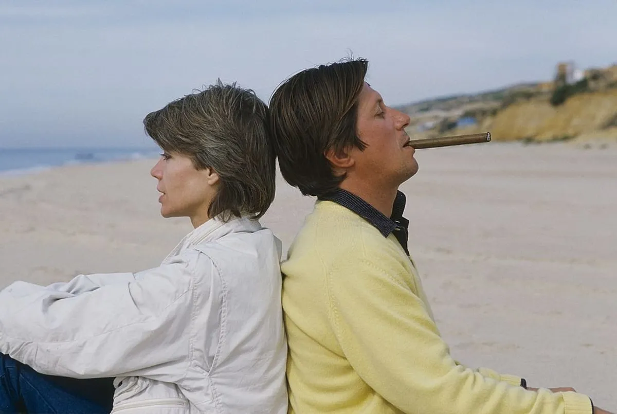 Jacques DUTRONC et Françoise HARDY sur la plage de Mazagon en Andalousie où Jacques tourne le film 'Sarah' de Maurice Dugowson. | Photo : Getty Images