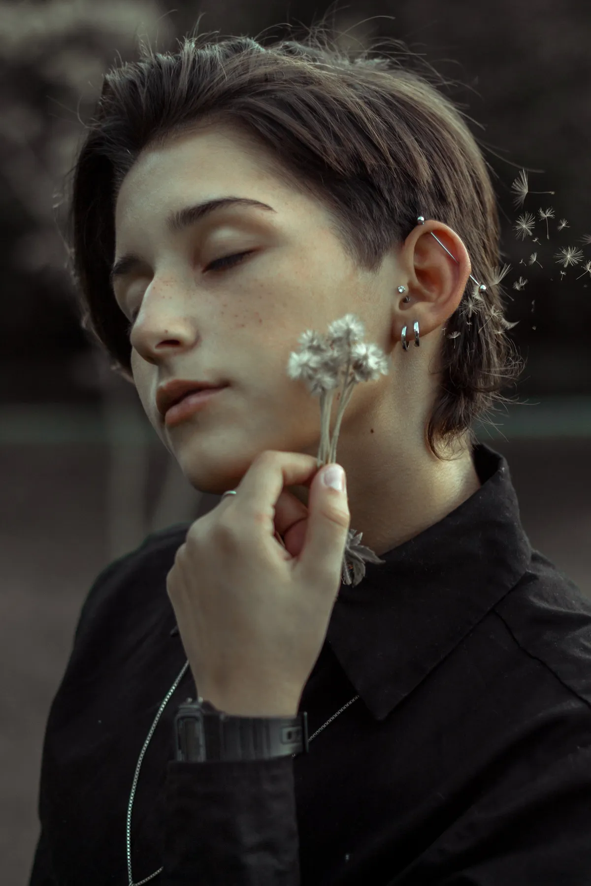 Une femme fermant les yeux | Photo : Pexel