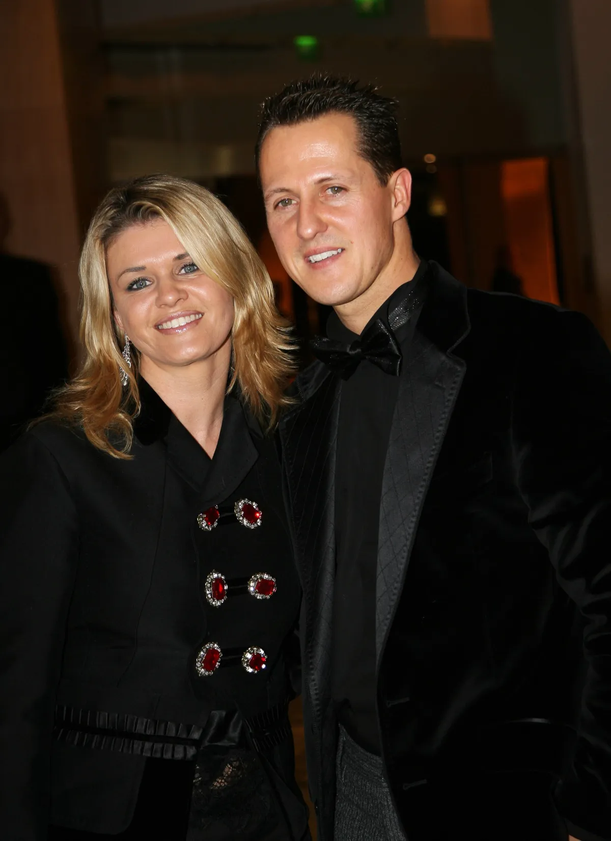 L'Allemand Michael Schumacher, sept fois champion du monde de Formule 1, et son épouse Corinna assistent à la cérémonie de remise des prix du Gala 2006 de la FIA, qui se tient à la Salle des Etoiles du Sporting Club le 8 décembre 2006 à Monte-Carlo, à Monaco. | Photo : Getty Images