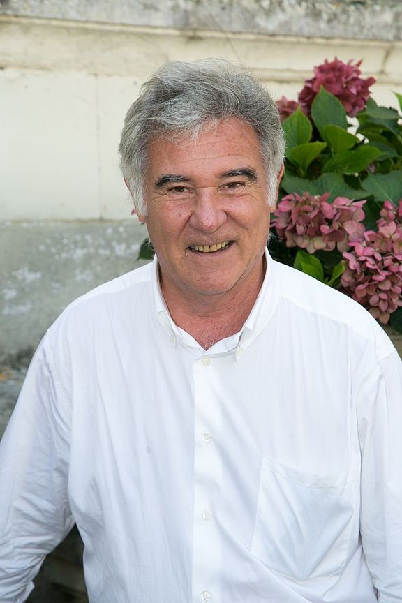 Georges Pernoud participe à la 20e édition du salon du livre "La Foret des Livres" le 30 août 2015 aux Chanceaux-pres-Loches, France. | Photo : Getty Images