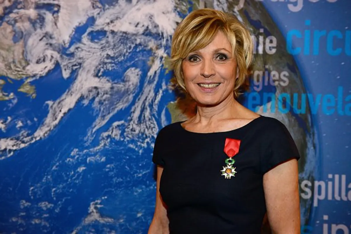 Evelyne Dheliat reçoit la Légion d'honneur française par Ségolène Royal à la ministre de l'Écologie de France.| Photo : Getty Images