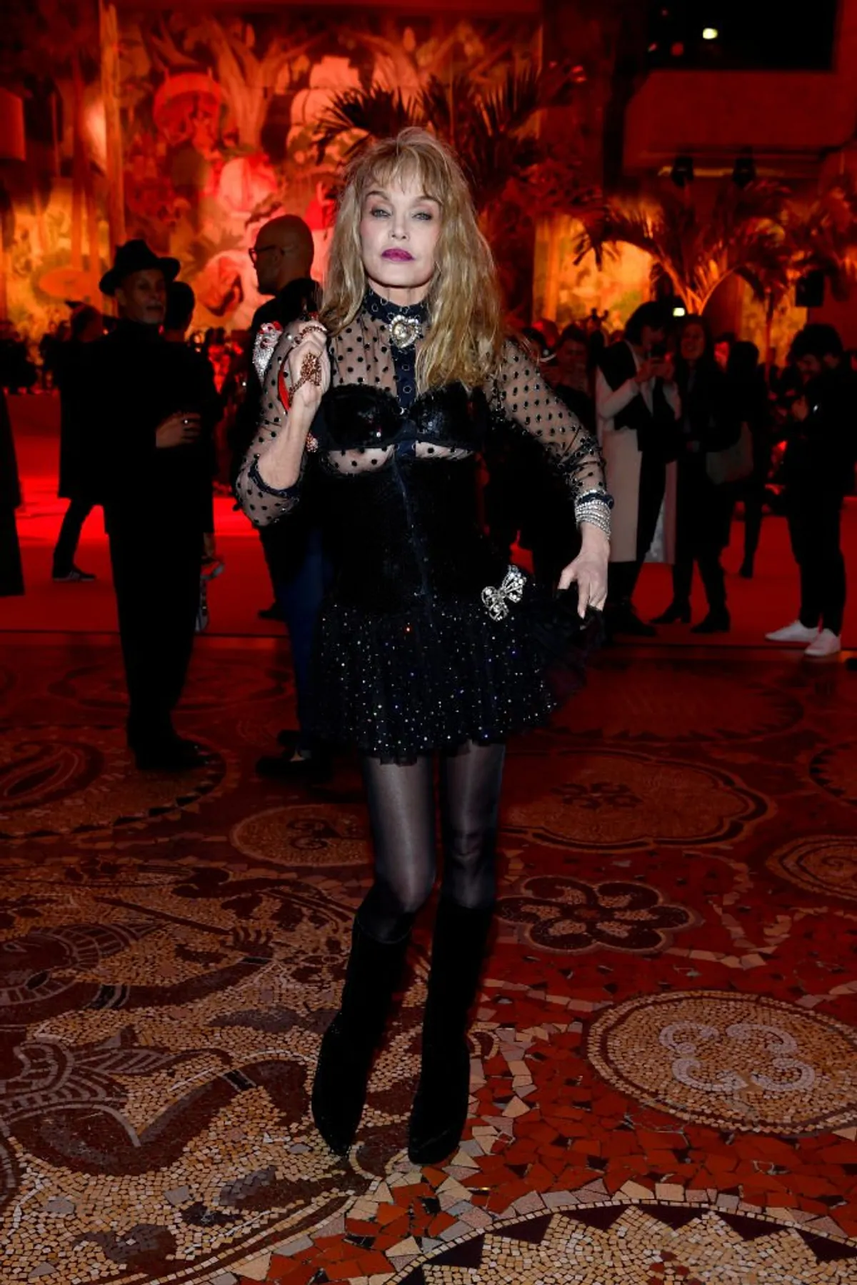 Arielle Dombasle assiste à l'ouverture de l'exposition de L'Exibition [niste] par Christian Louboutin dans le cadre de la Fashion Week de Paris Automne / Hiver 2020/2021 le 24 février 2020 à Paris. | Photo : Getty Images