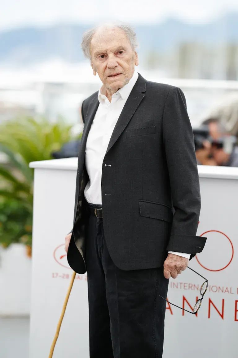 El actor Jean-Louis Trentinant trae una foto de la persona que llama "Final feliz" Durante el 70º Festival Anual de Cine de Cannes el 22 de mayo de 2017 en Cannes, Francia.  |  Foto: Getty Images