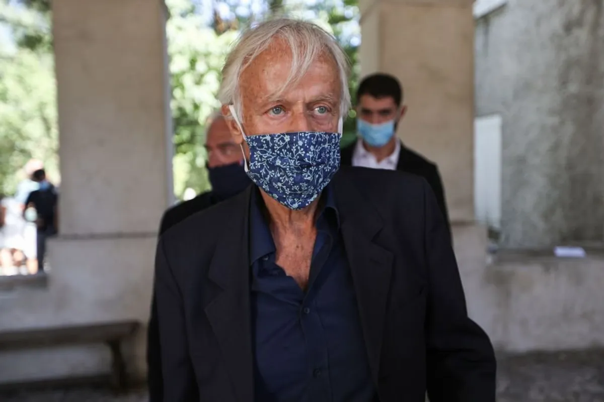 Le chanteur Dave portant un masque de protection arrive pour les funérailles de la chanteuse belge Annie Cordy à Cannes. | Photo : Getty Images