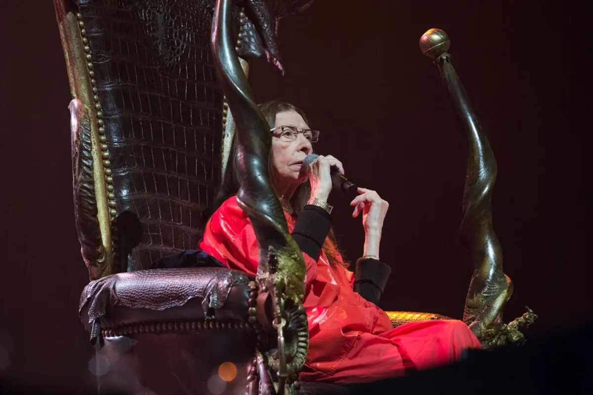Brigitte Fontaine se produit lors de la réouverture de la salle Olympia après la pause de 19 spectacles de musique à L'Olympia le 6 septembre 2020 à Paris, France. | Photo : Getty Images