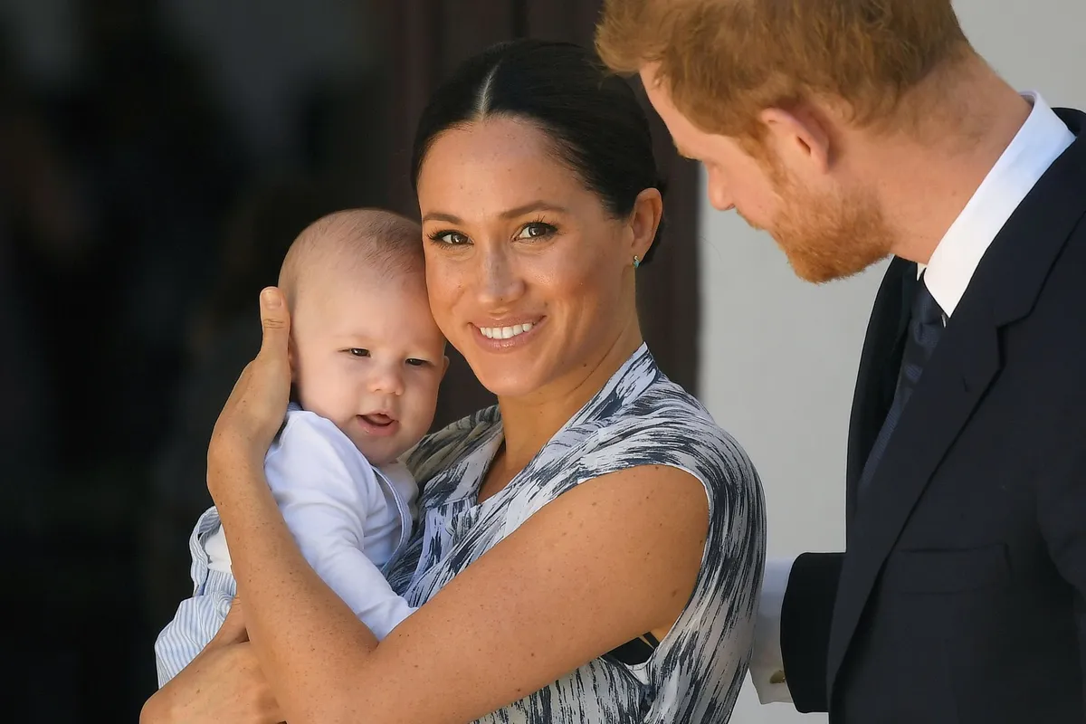 Meghan Markle et le Prince Harry avec leur fils Archie Harrison Mountbatten-Windsor peu de temps après sa naissance. | Photo : Getty Images