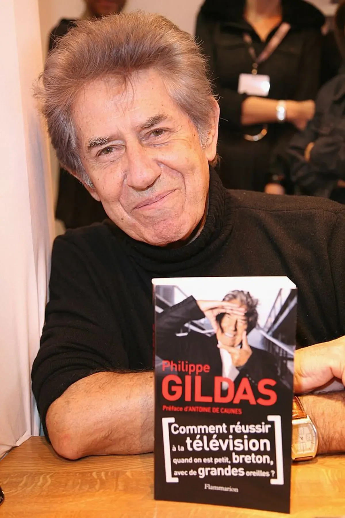 Philippe Gildas signe des exemplaires de son livre au 30e salon du livre de la Porte de Versailles le 27 mars 2010 à Paris, France. | Photo : Getty Images