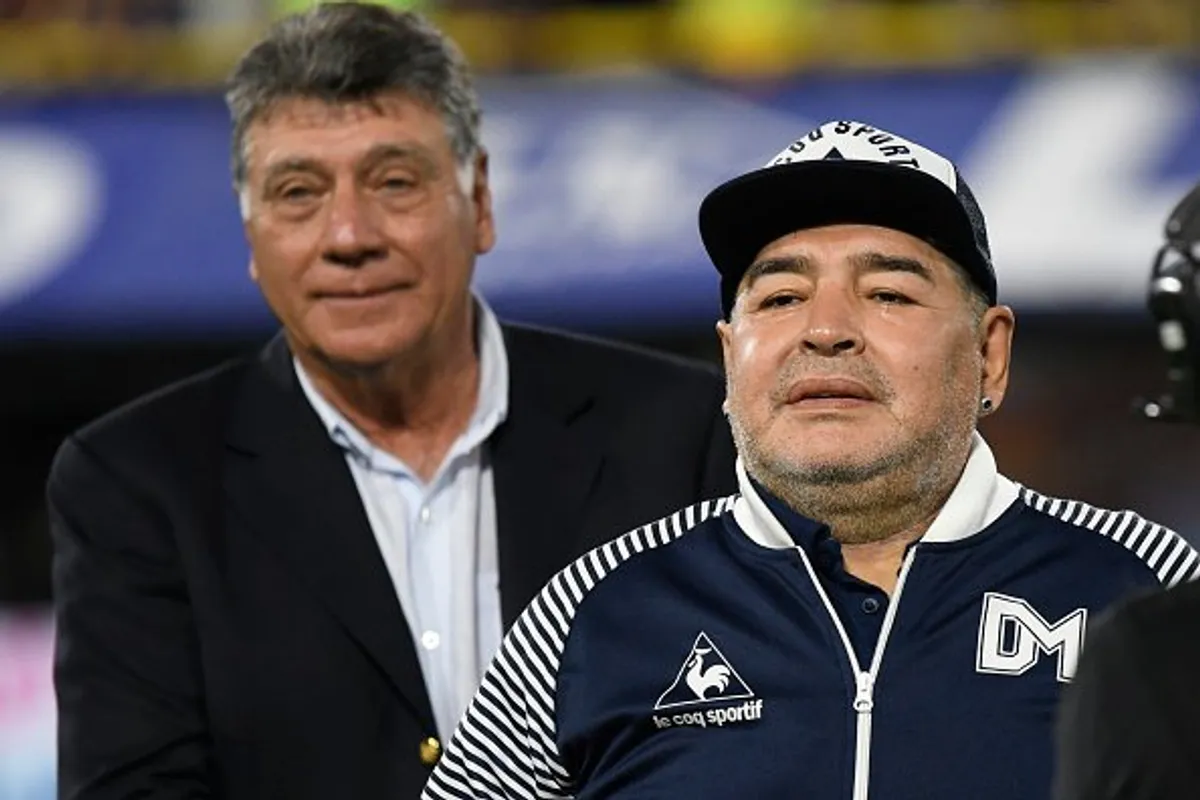 Diego Armando Maradona entraîneur en chef de Gimnasia y Esgrima. | Photo : Getty Images