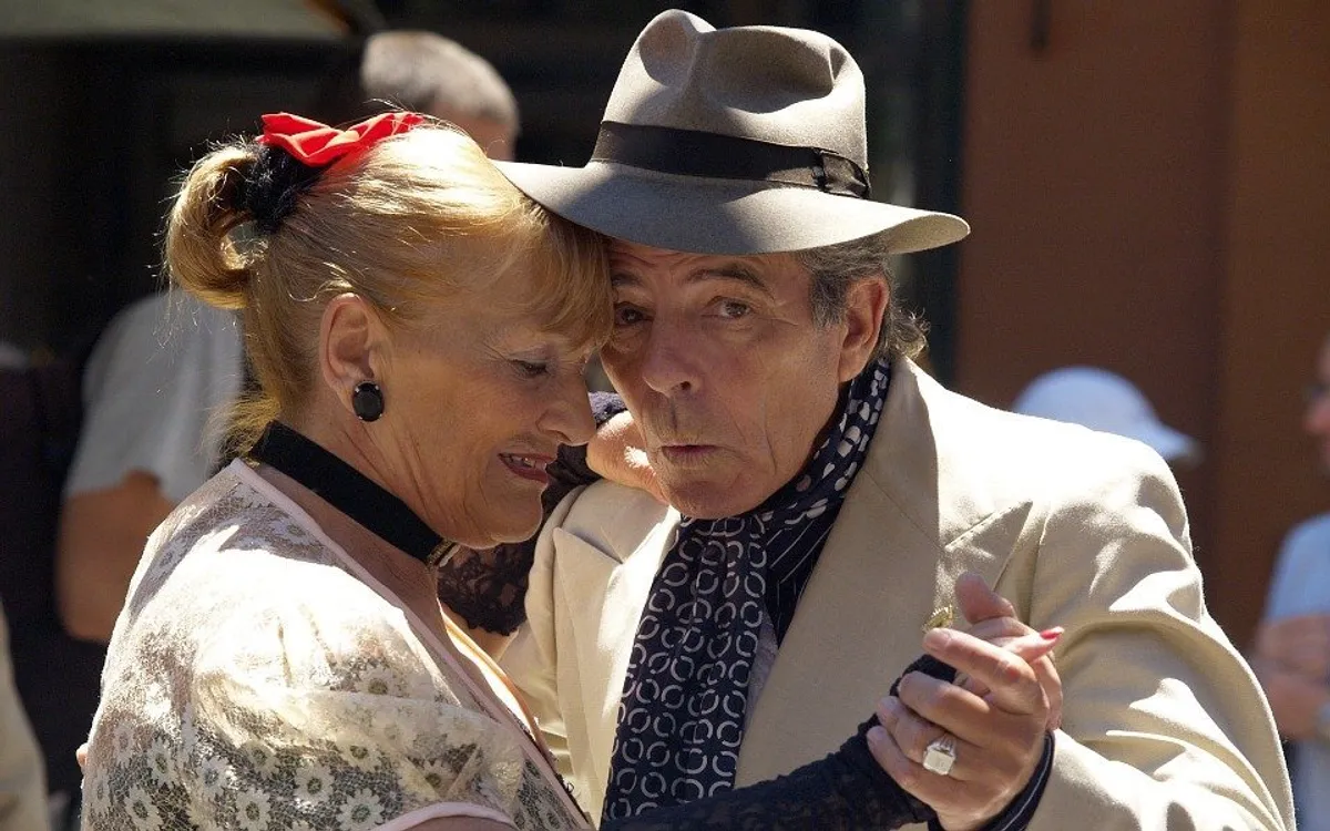 Un couple âgée qui danse. | Photo : Pixabay