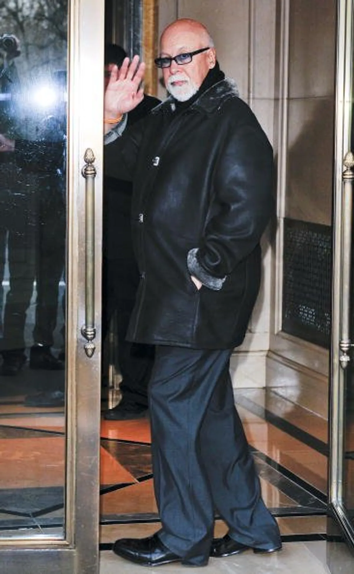 Rene Angelil entre dans son hôtel de Midtown Manhattan le 10 mars 2010 à New York. |Photo : Getty Images