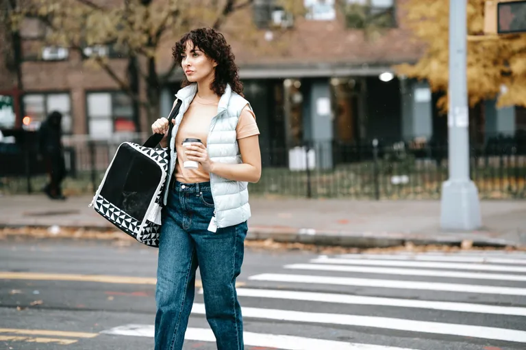 Une femme mette un jean bleu. | Photo : Pexels