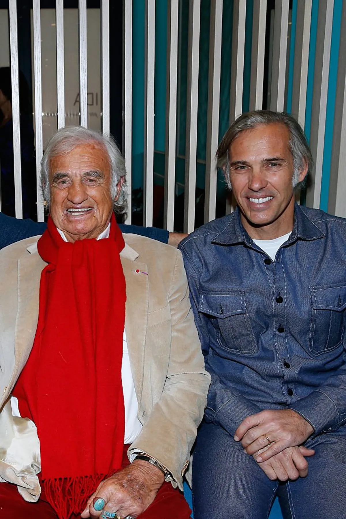 Jean-Paul Belmondo et son fils Paul Belmondo assister à Luana Belmondo présente son livre "Mes Recettes Bonne Humeur" au restaurant Ida à Paris le 13 octobre 2016 à Paris, France. | Photo : Getty Images