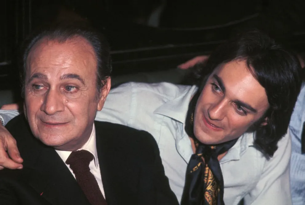 Tino Rossi et son fils Laurent Rossi lors d'une première, circa 1970, à Paris, France. | Photo : Getty Images