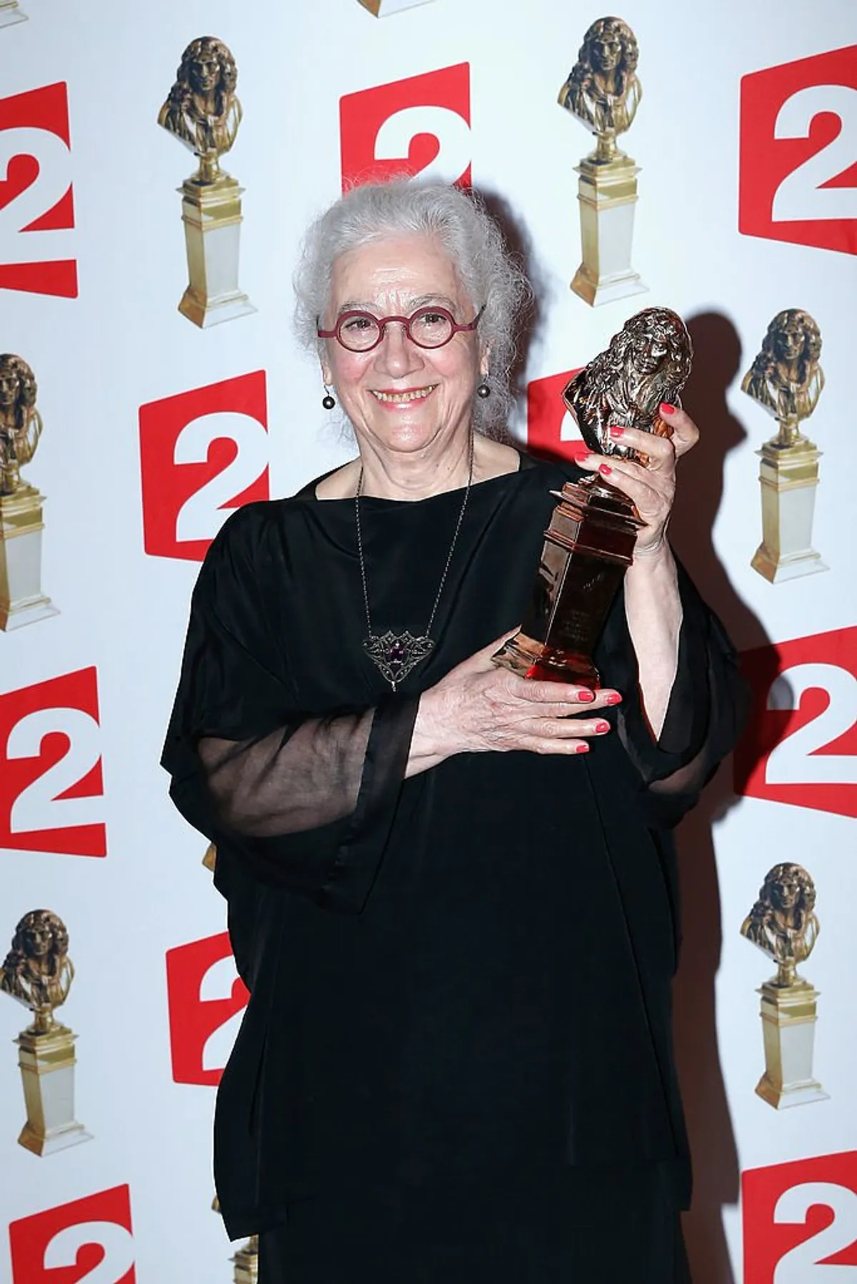 Isabelle Sadoyan, lauréate du Molière de l'actrice dans un second rôle pour "L'Origine du monde" pose avec son prix après la 26e cérémonie des Molières aux Folies Bergère le 2 juin 2014 à Paris, France. | Photo : Getty Images