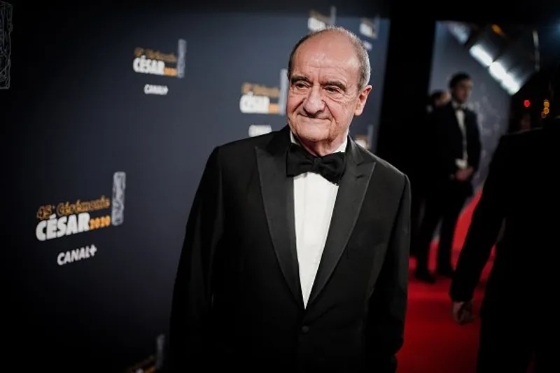 Pierre Lescure arrive à la cérémonie des César 2020 à la Salle Pleyel à Paris, France. | Photo : Getty Images
