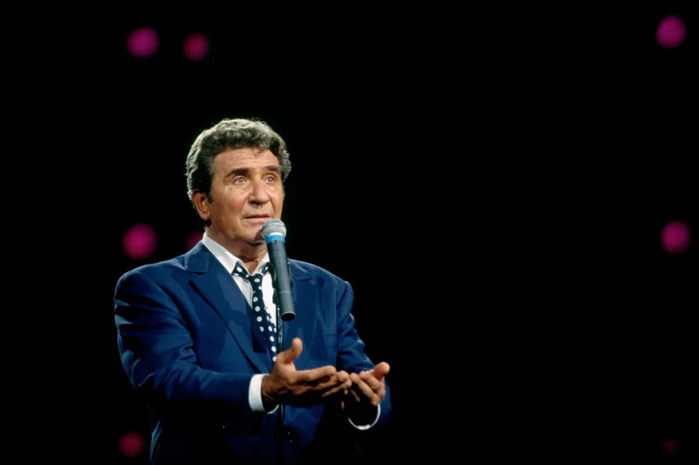 Le chanteur Gilbert Bécaud sur scène. | Photo : Getty Images