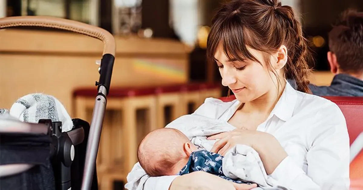 Une femme tenant son bébé dans son bras. | Photo : Shutterstock
