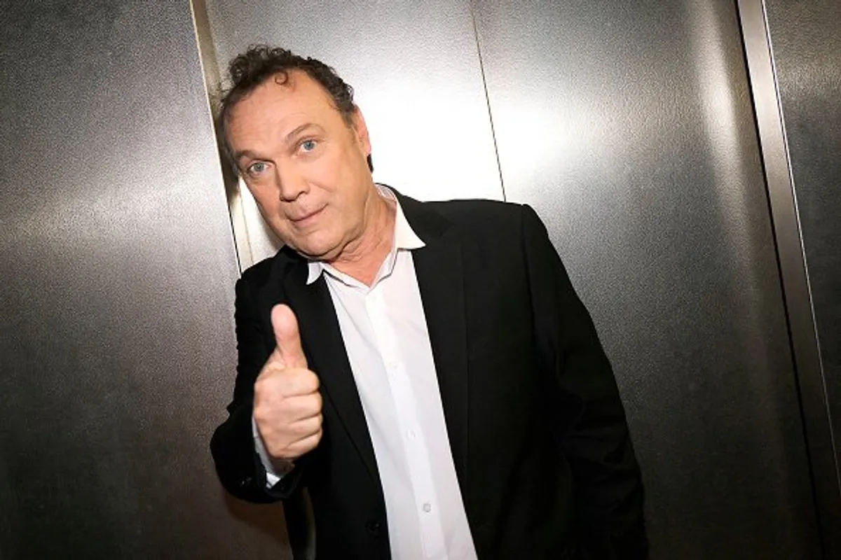 Julien Lepers pose lors d'une séance de portrait à Paris, en France.| Photo : Getty Images