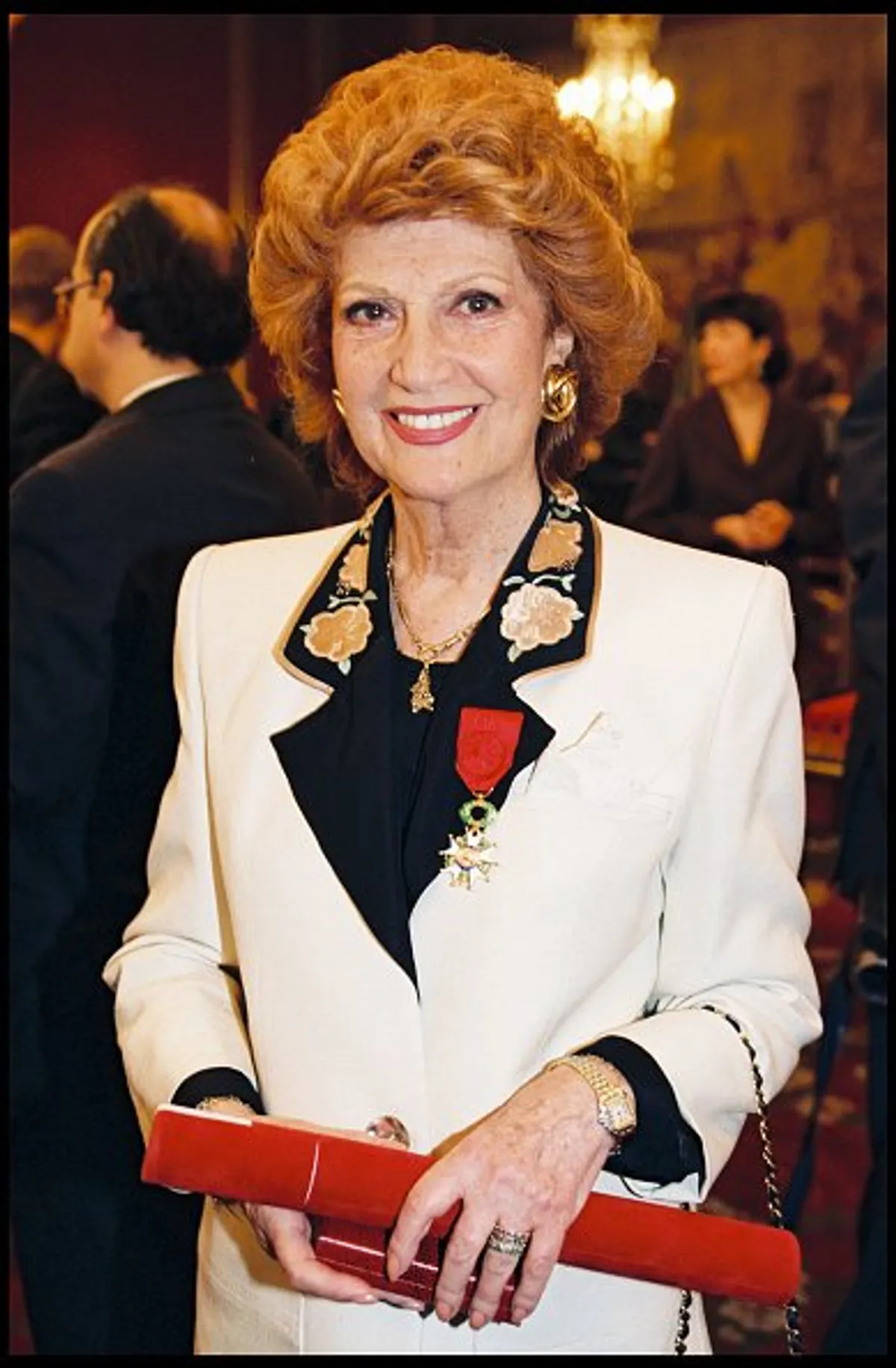 Rosy Varte lors de la cérémonie de remise de l'insigne de Chevalier de la Légion d'Honneur à l'Elysée à Paris en 1998. | Photo : Getty Images