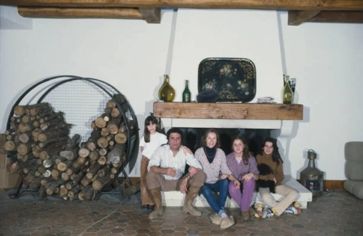 Le Chanteur Gilbert Bécaud en famille | Photo : Getty Images