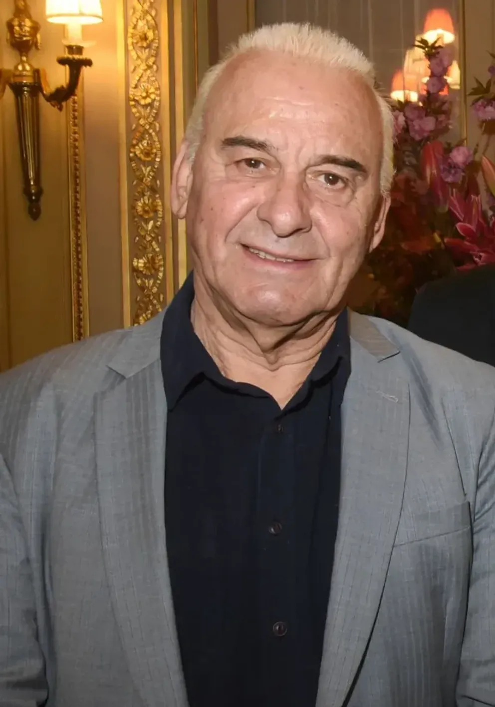 Michel Fugain assiste à "Sardou Regards" Lancement du livre de Bastien Kossek à l'hôtel Raphael le 15 avril 2019 à Paris. | Photo : Getty Images