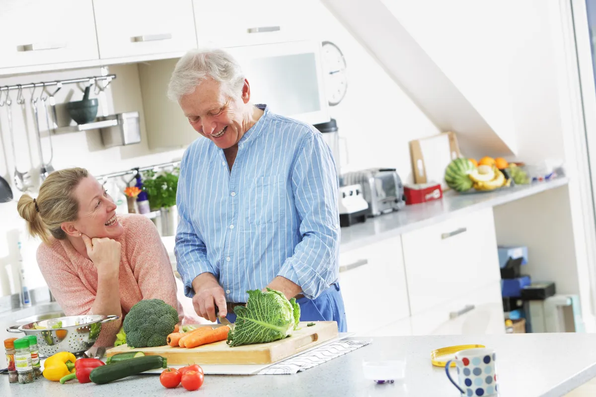 Un couple préparant la cuisine. | Photo : Getty Images