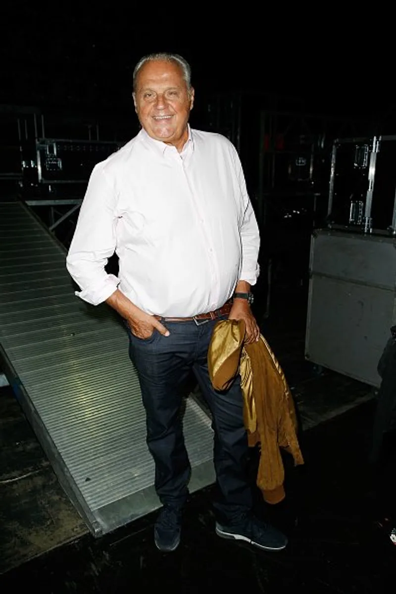 Le producteur Gérard Louvin assiste au spectacle "Sans Modération" de Laurent Gerra. |Photo : Getty Images