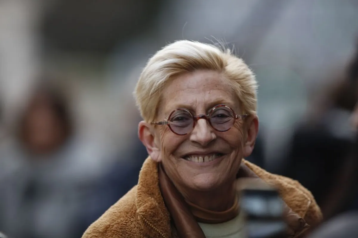 Isabelle Balkany, prend la parole au téléphone alors qu'elle attend devant la prison de la prison de la Santé le 12 février 2020 à Paris. | Photo : Getty Images