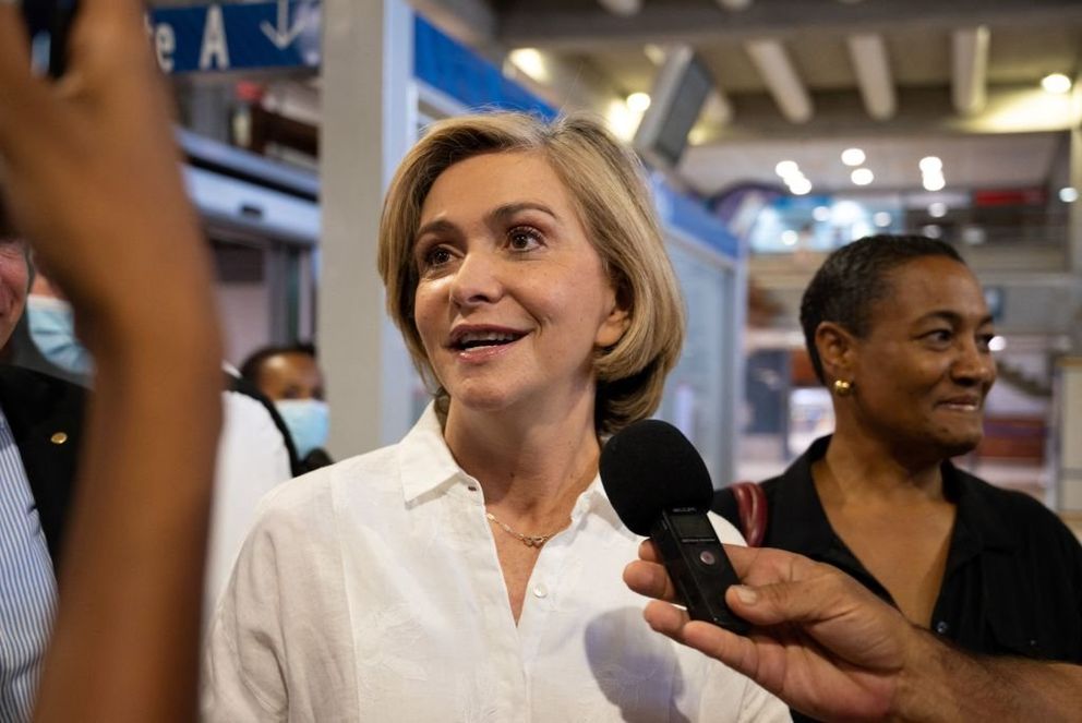 Valérie Pecresse s'adresse aux médias alors qu'elle arrive pour une visite de campagne à l'aéroport de Pôle Caraïbes à Pointe-a-Pitre sur l'île d'outre-mer de la Guadeloupe dans les Caraïbes françaises, le 4 avril 2022. | Photo : Getty Images