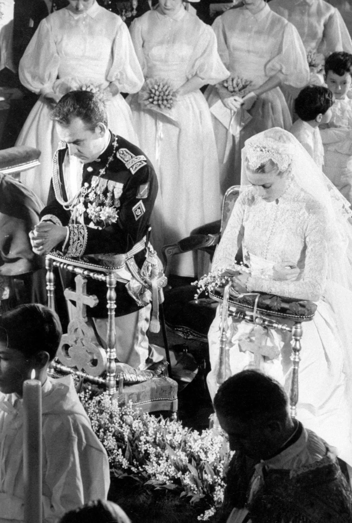 Le prince Rainier III et la princesse Grace Kelly de Monaco lors de leur mariage, XXe siècle. | Photo : Getty Images