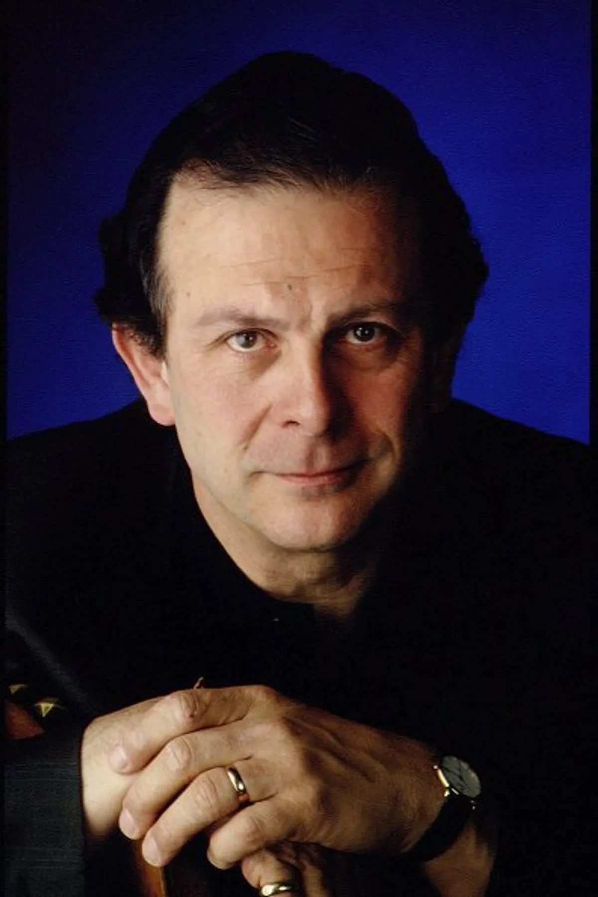 L'ACTEUR ROLAND GIRAUD DANS UN STUDIO PHOTO. | Photo : Getty Images