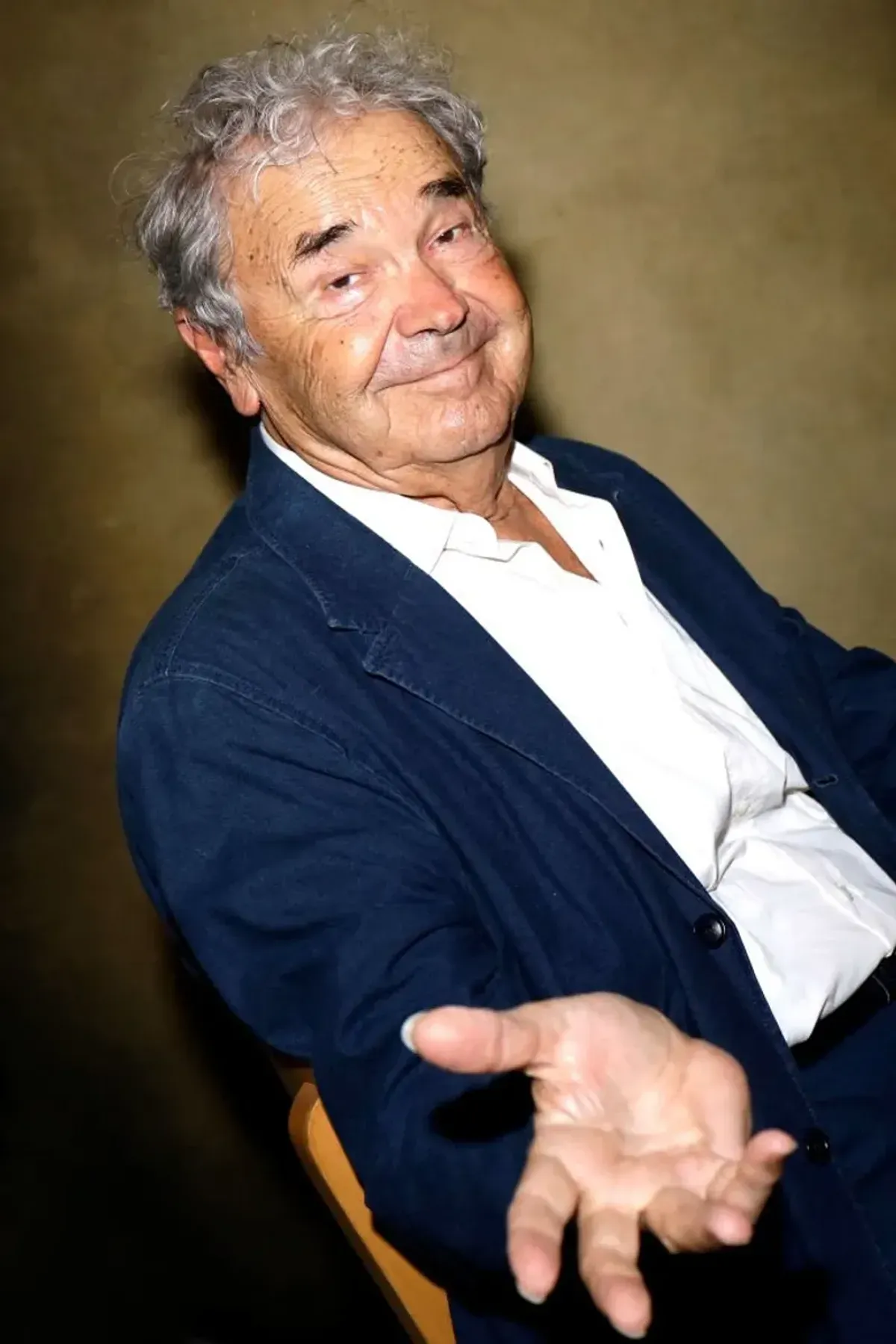 Pierre Perret pose lors d'une séance de portrait à Paris, France, le 09/04/2020. | Photo : Getty Images