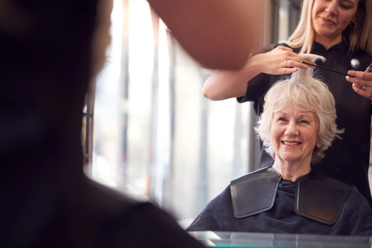 Une femme dans une coiffure. | Photo : Shutterstock