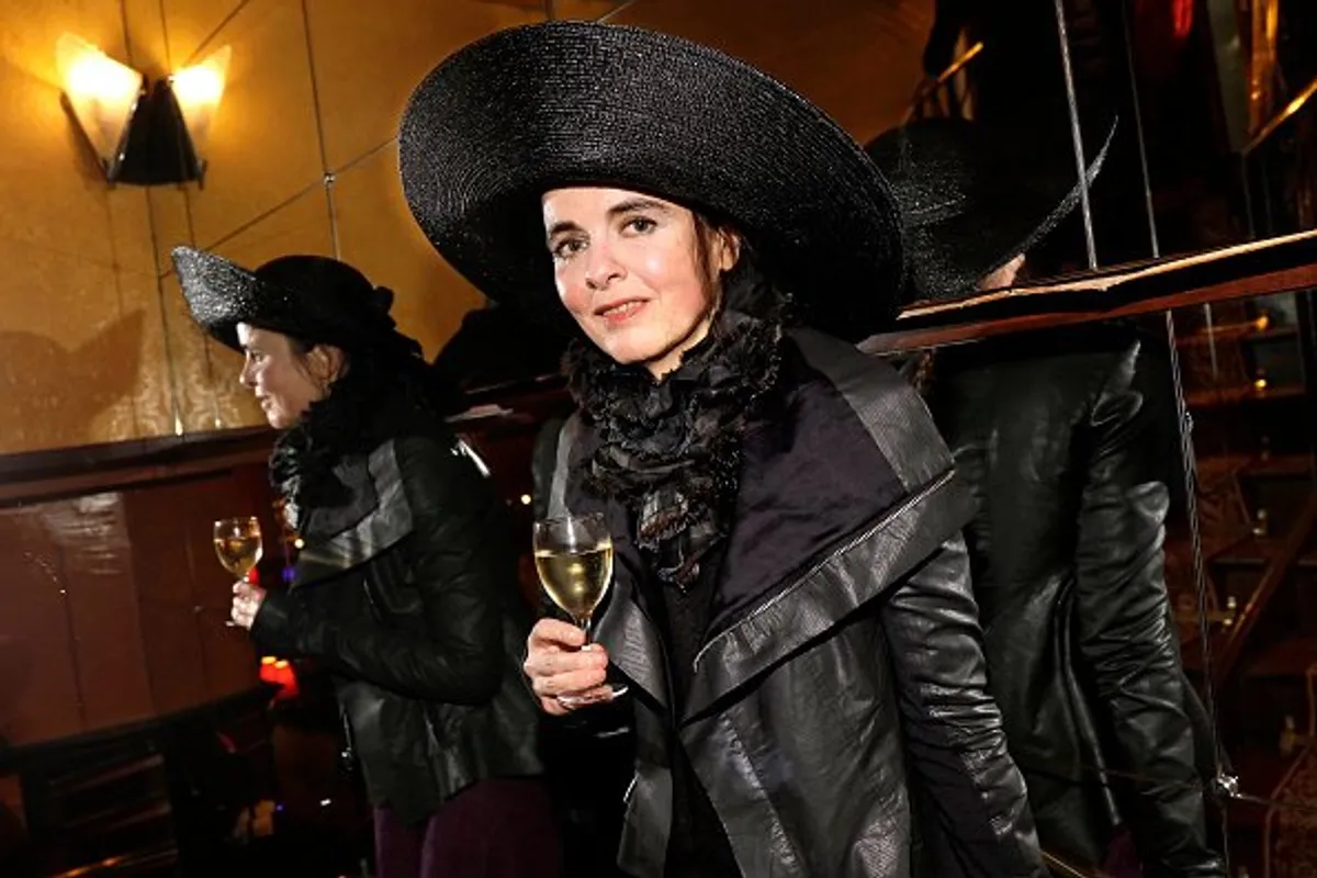 Amelie Nothomb pose lors d'une séance de portrait à Paris, en 2019. | Photo : Getty Images.