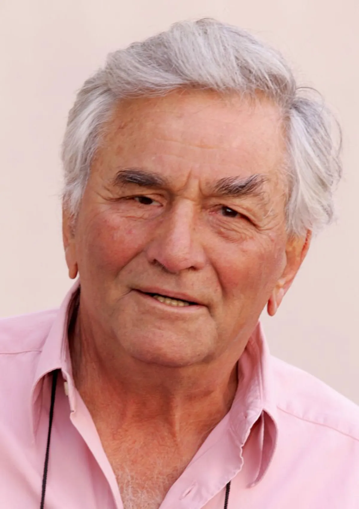 Peter Falk au cours de Wayne Rogers honoré d'une étoile sur le Hollywood Walk of Fame pour ses réalisations en télévision au 7018 Hollywood Boulevard à Hollywood. | Photo : Getty Images