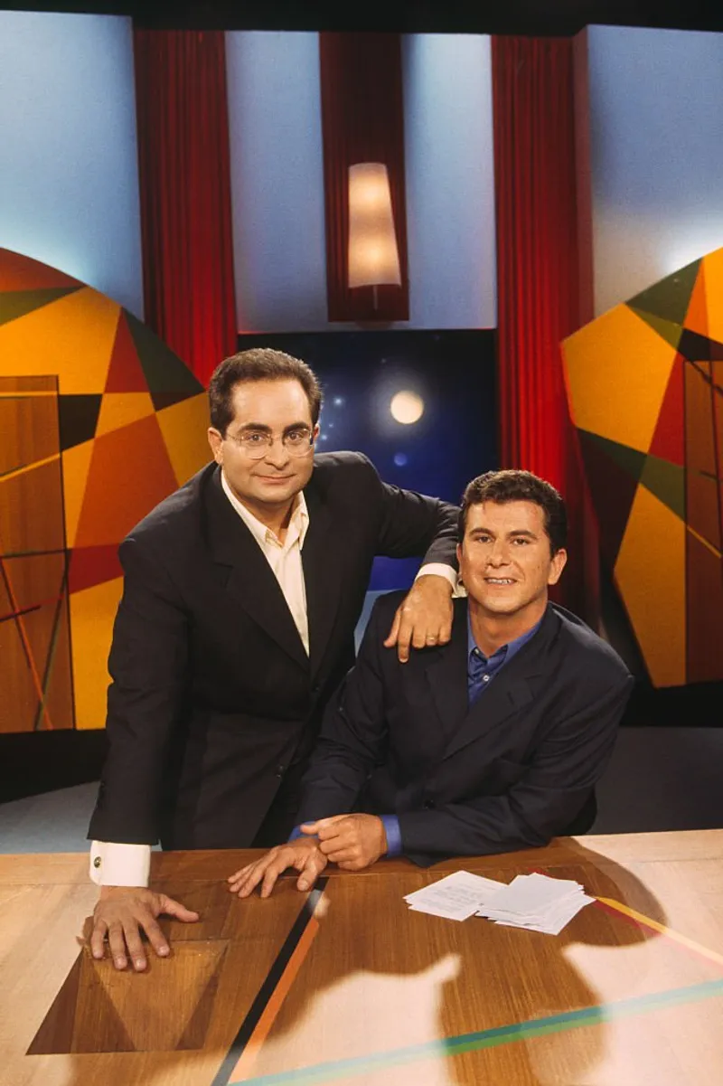 Les producteurs et animateurs français Laurent Fontaine et Pascal Bataille sur le plateau de l'émission de télévision Y-A Pas Photo. | Photo : Getty Images