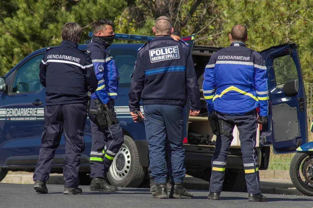 Plusieurs Gendarmes. | Photo : Unsplash