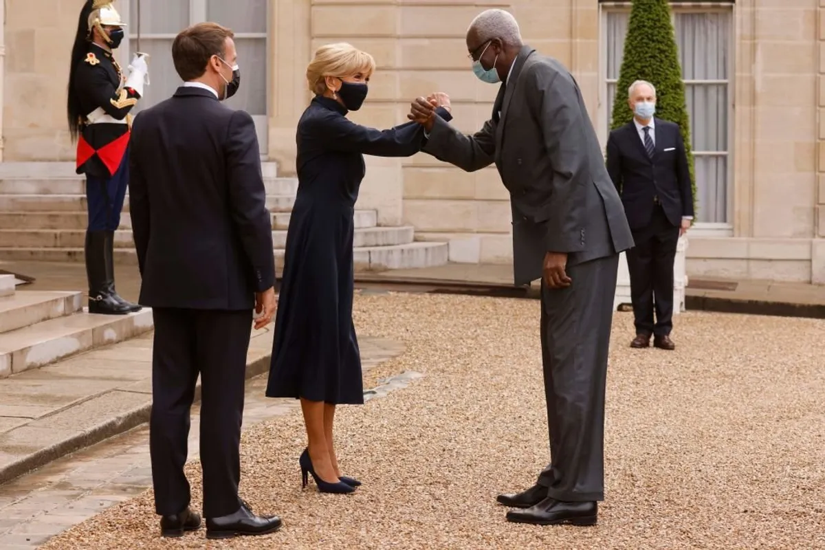 Le président français Emmanuel Macron (à gauche) et son épouse Brigitte Macron (à droite) accueillent le président malien en transition Bah N'Daw à son arrivée pour un dîner au palais présidentiel de l'Élysée à Paris, le 17 mai 2021. | Photo : Getty Images