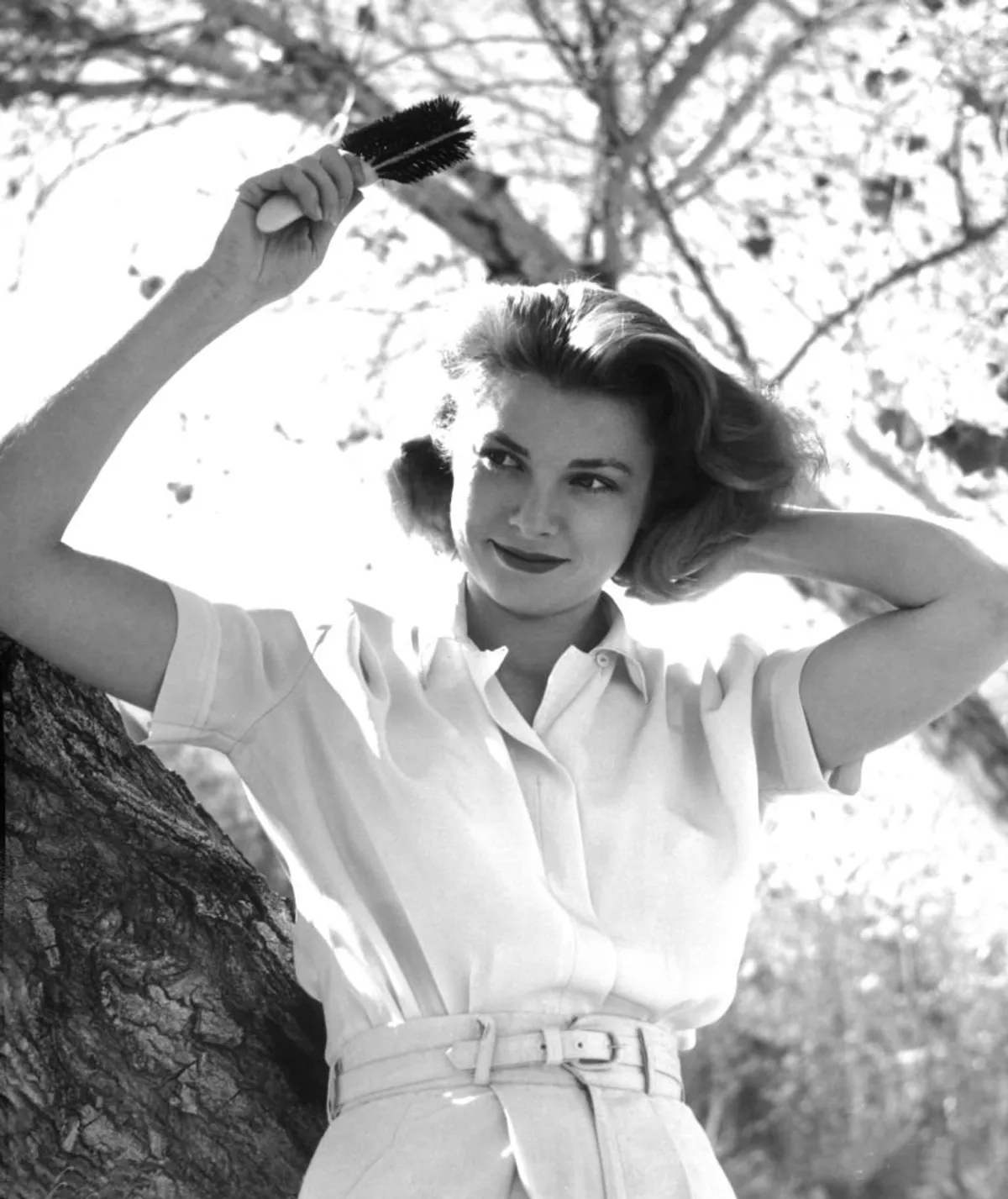 Portrait de l'actrice Grace Kelly se coiffant en 1954. | Photo : Getty Images