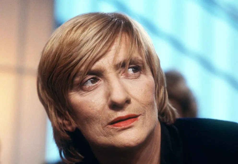 Françoise Sagan pose sur le plateau de télévision de TF1, le 19 mars 1987, alors qu'elle est l'invitée de la 1000ème émission "C'est à lire", à Paris. | Photo : Getty Images